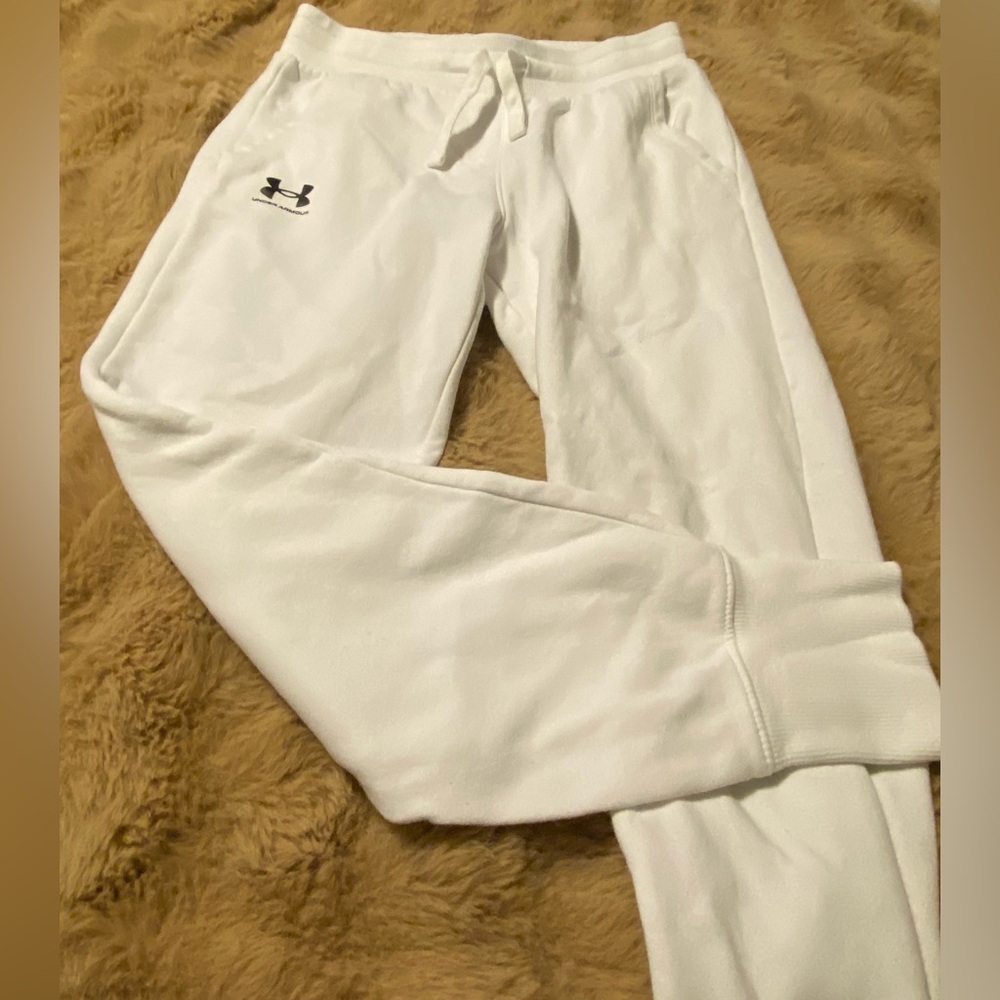 Woman’s Under Armour fleece joggers small